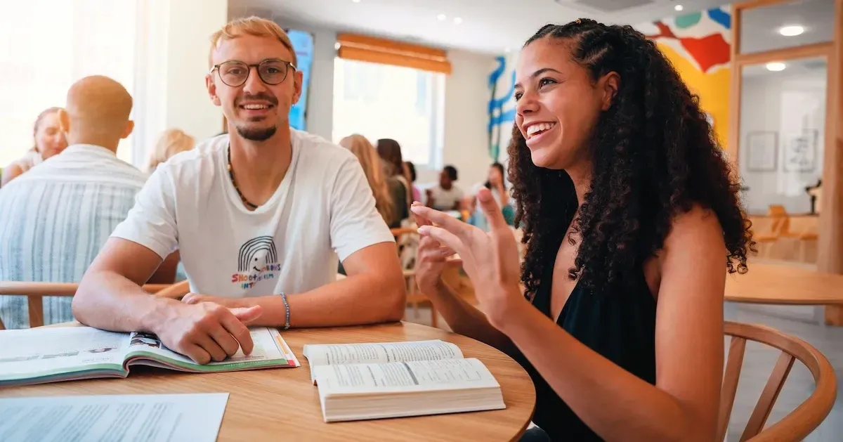 Sprachschüler in einer sonnigen Sprachschule